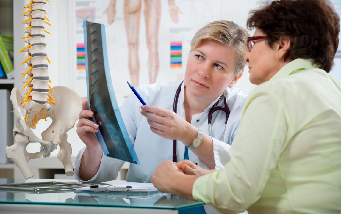 O médico dá recomendacións para a osteocondrose cervical